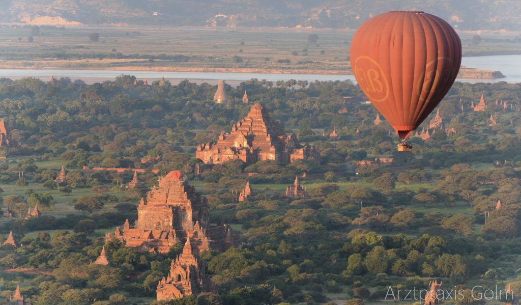 Ballon über Bagan